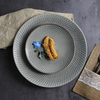 Un ensemble de belle vaisselle vintage gris four