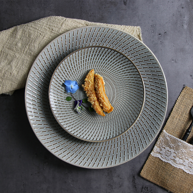 Un ensemble de belle vaisselle vintage gris four