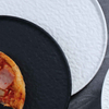 Assiette de plats noirs et blancs pour les restaurants étoilés Michelin de Chicago