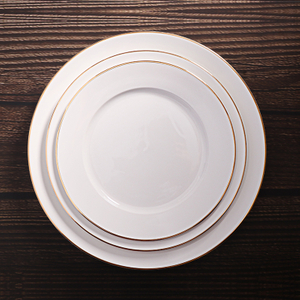 Assiette en céramique blanche avec garniture dorée, assiette à dîner en porcelaine avec logo de nom de restaurant personnalisé 