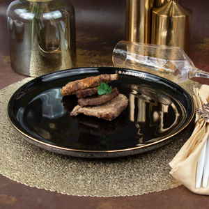 Assiette de restaurant noire en céramique avec bord doré 