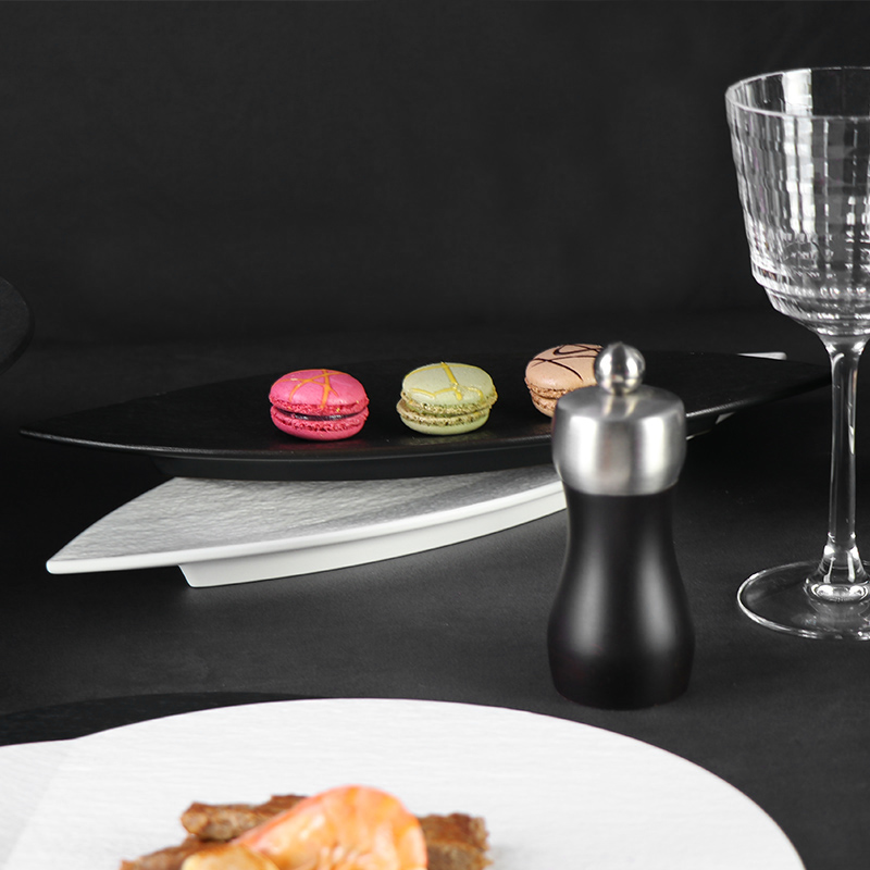 Assiette en forme de feuille en céramique, assiette à gâteau noire et blanche mate, assiette à sushi