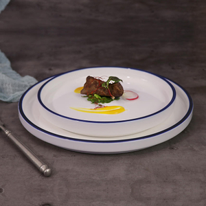 Assiette d'hôtel en porcelaine avec bord bleu