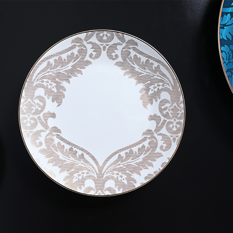 La vaisselle nordique place des plats de porcelaine d'os de jante d'or réglés pour le restaurant