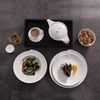 Ensemble de dîner et assiettes blancs de vague de vaisselle d'hôtel de cuisine