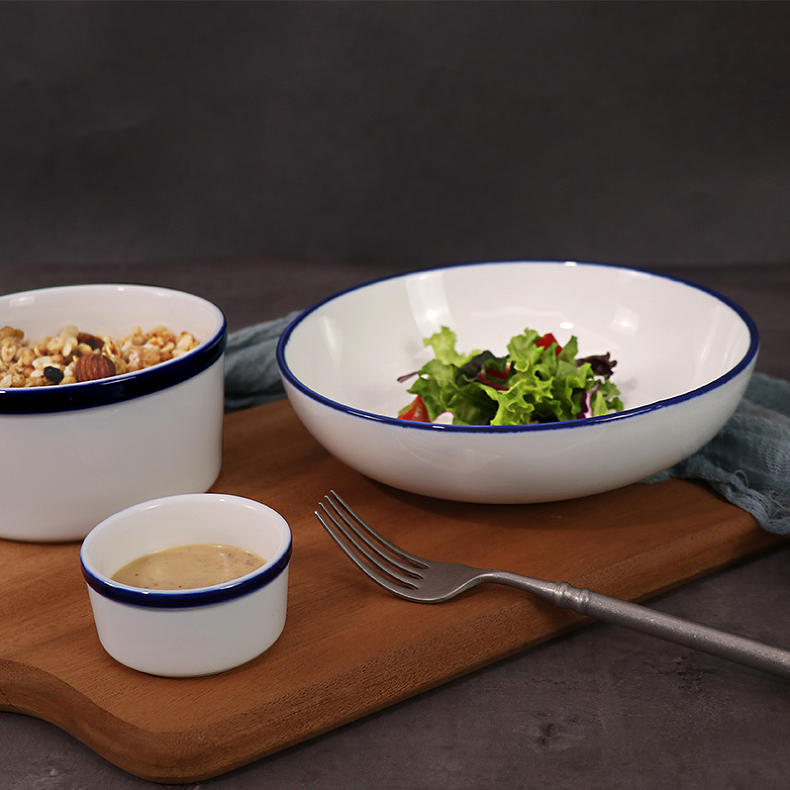 Assiette d'hôtel en porcelaine avec bord bleu