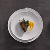 Ensemble de dîner et assiettes blancs de vague de vaisselle d'hôtel de cuisine