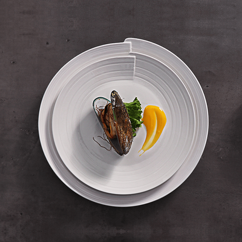 Ensemble de dîner et assiettes blancs de vague de vaisselle d'hôtel de cuisine