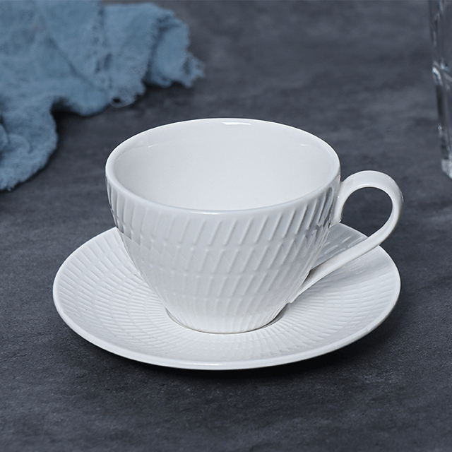 Tasses et assiettes en porcelaine blanche de 5 à 6 onces