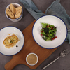 Assiette d'hôtel en porcelaine avec bord bleu