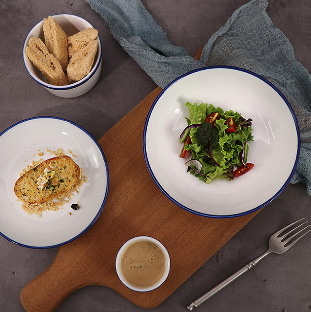Assiette d'hôtel en porcelaine avec bord bleu