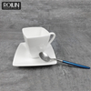 Tasse à café carrée au design unique.