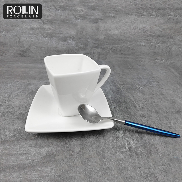 Tasse à café carrée au design unique.