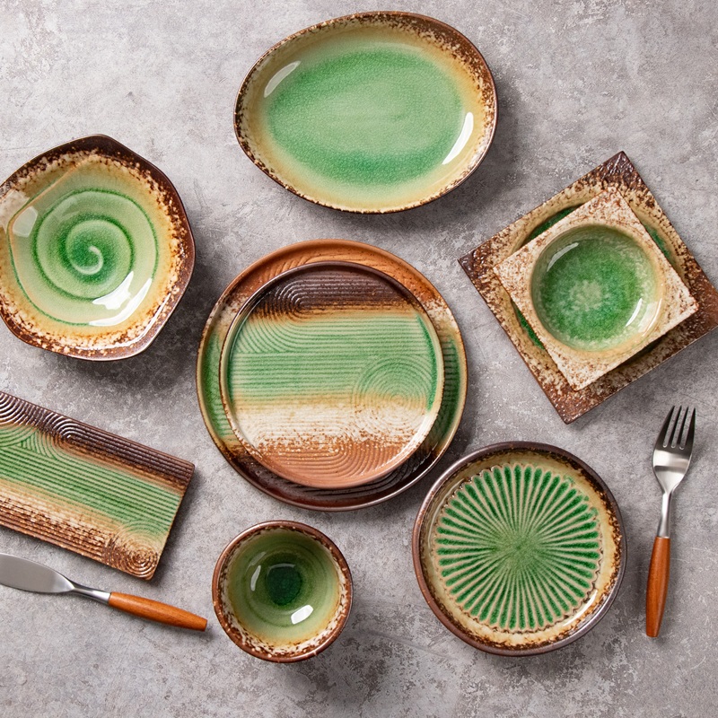 Assiettes et bols en porcelaine 