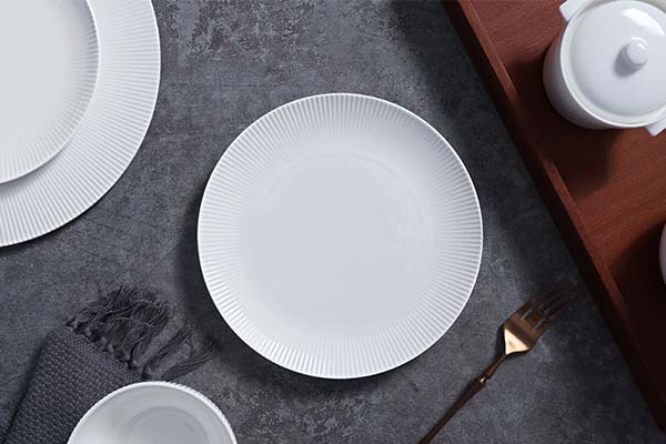 Vaisselle en porcelaine blanche