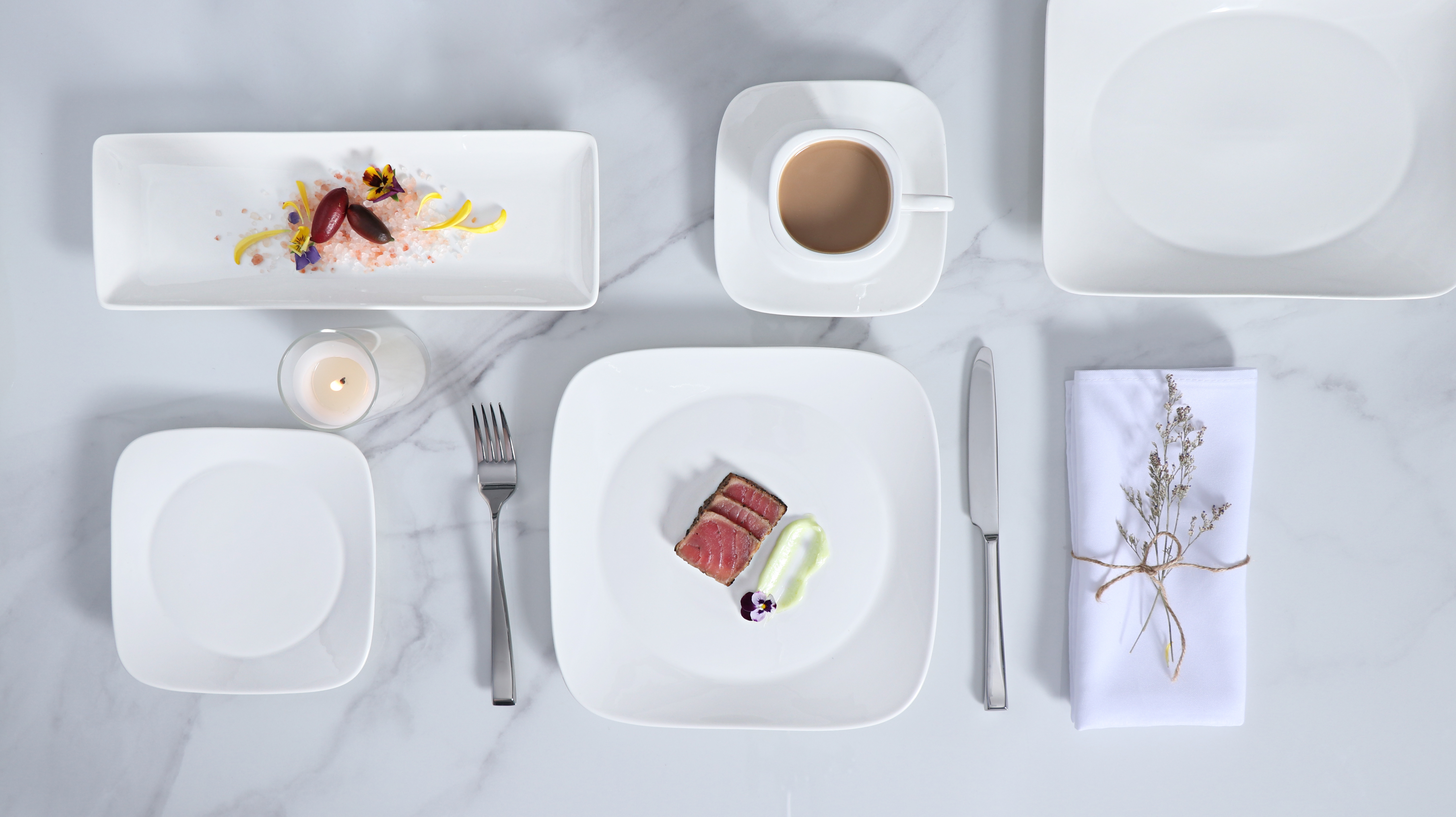 Vaisselle en porcelaine blanche