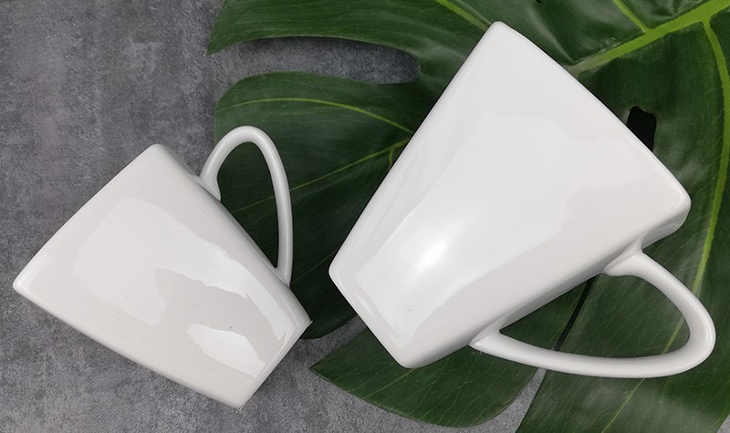 tasse &agrave; caf&eacute; en porcelaine blanche