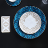 La vaisselle nordique place les assiettes en porcelaine d'os de jante d'or réglées pour le restaurant