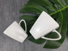 Tasse à café carrée au design unique.