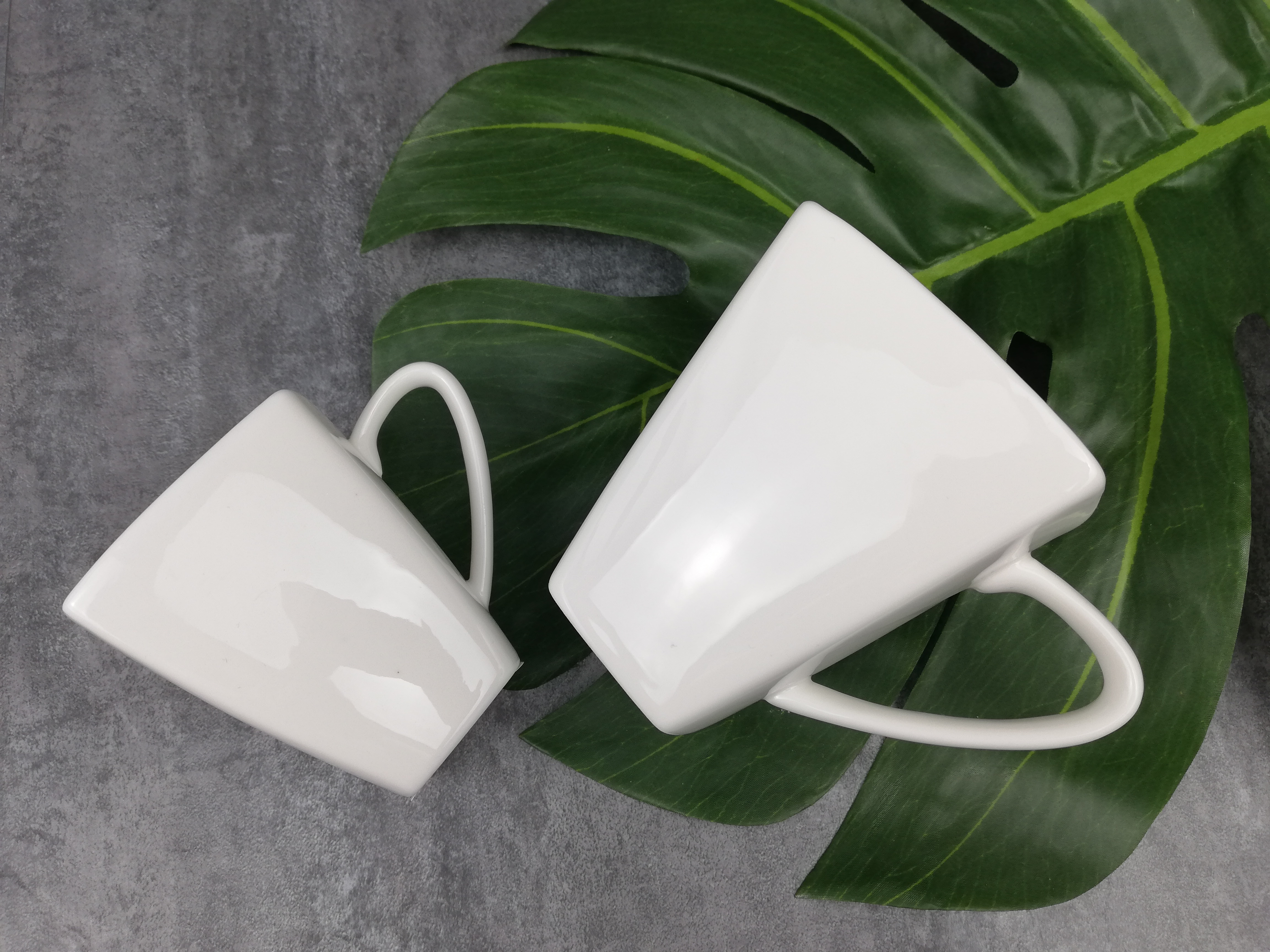 Tasse à café carrée au design unique.