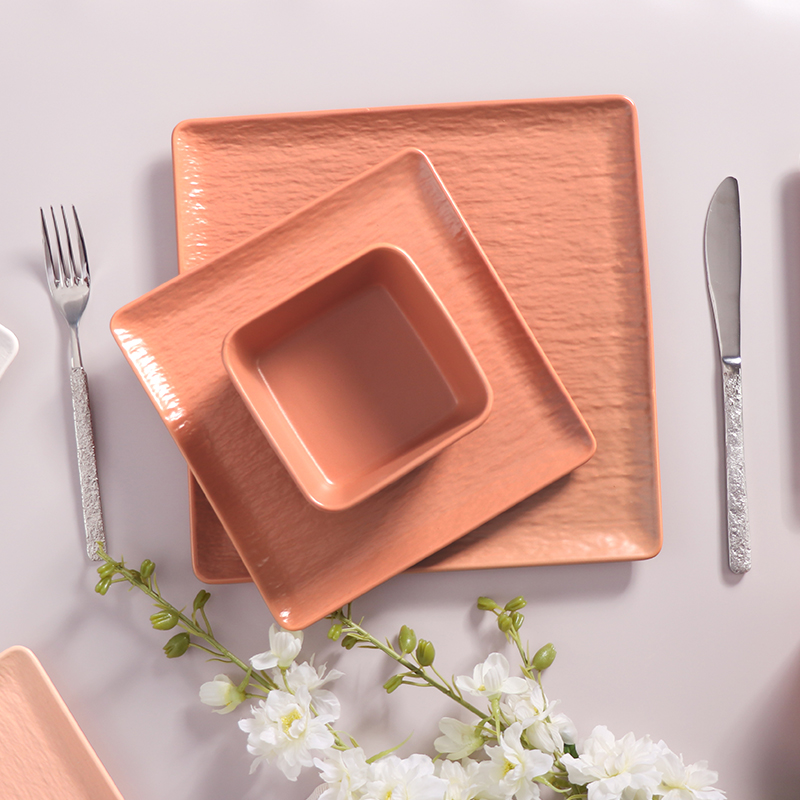 Ensemble d'assiettes carrées roses