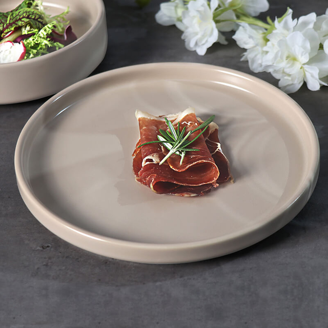 Assiette en porcelaine d'hôtel pour service de restauration