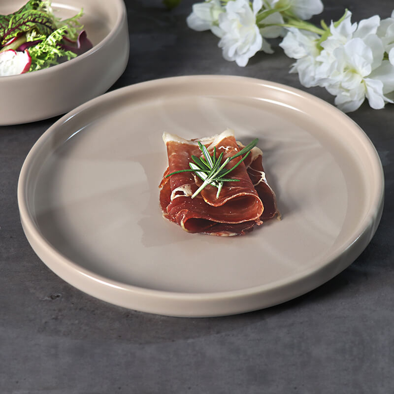 Assiette en porcelaine d'hôtel pour service de restauration