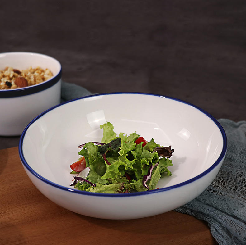 Assiette d'hôtel en porcelaine avec bord bleu