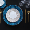 La vaisselle nordique place les assiettes en porcelaine d'os de jante d'or réglées pour le restaurant