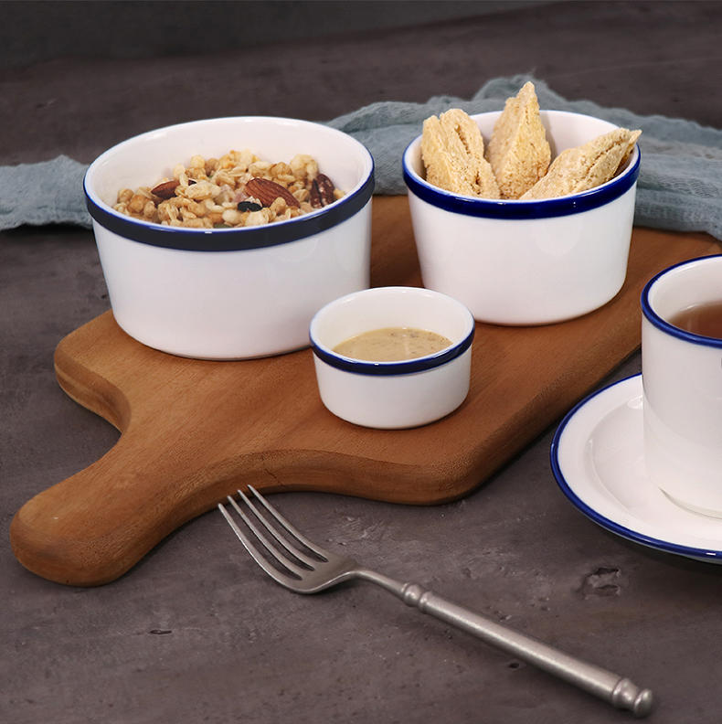 Assiette d'hôtel en porcelaine avec bord bleu