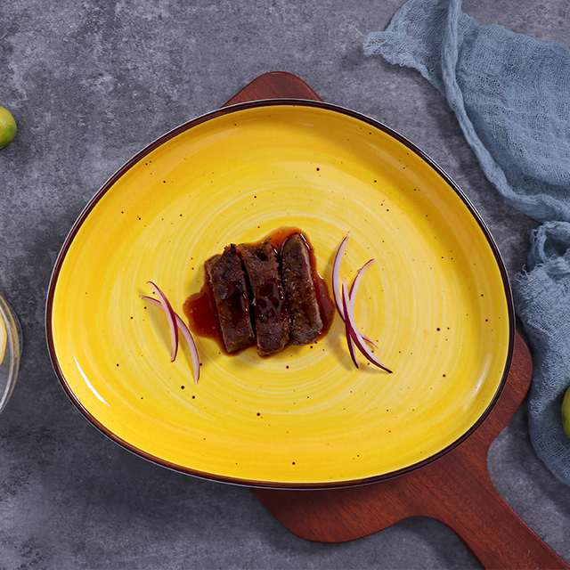 Le jaune réglé de dîner de porcelaine a adapté le plat en céramique de vaisselle aux besoins du client réglé pour l'hôtel dinning