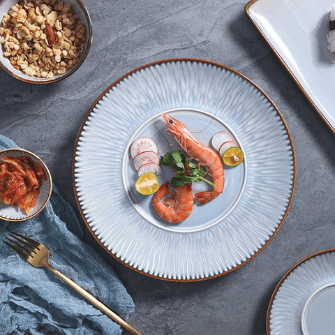 Assiette plate en porcelaine bleue