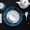 La vaisselle nordique place les assiettes en porcelaine d'os de jante d'or réglées pour le restaurant