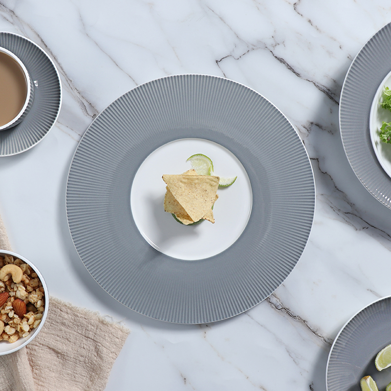 Assiettes et bols gris foncé, ensemble de salle à manger, tasse à café en porcelaine moderne, vaisselle de table, assiette de luxe en céramique pour dîner de Restaurant