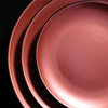 Assiettes de restaurant noires et rouges de vaisselle de marque célèbre