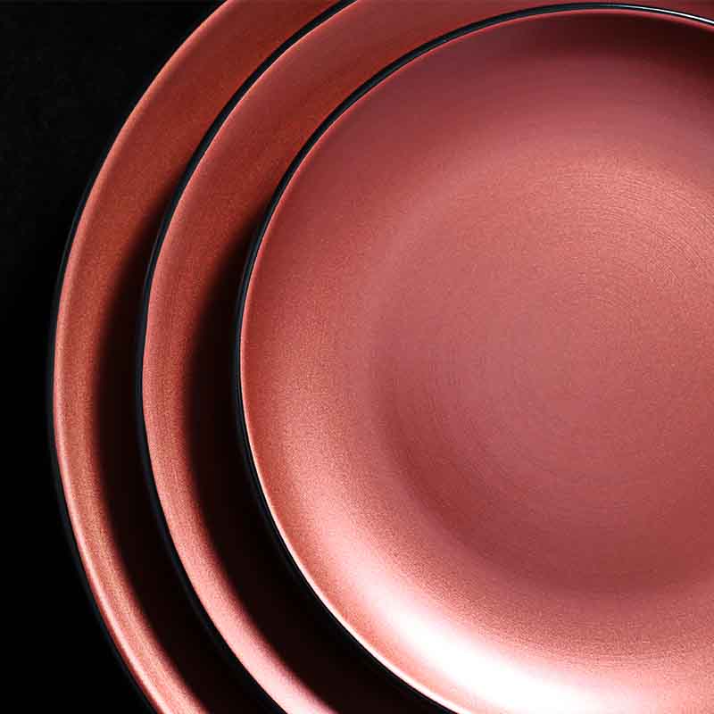 Assiettes de restaurant noires et rouges de vaisselle de marque célèbre