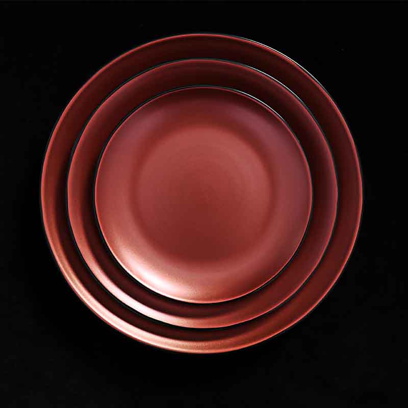 Assiettes de restaurant noires et rouges de vaisselle de marque célèbre