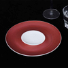 Assiettes de restaurant noires et rouges de vaisselle de marque célèbre