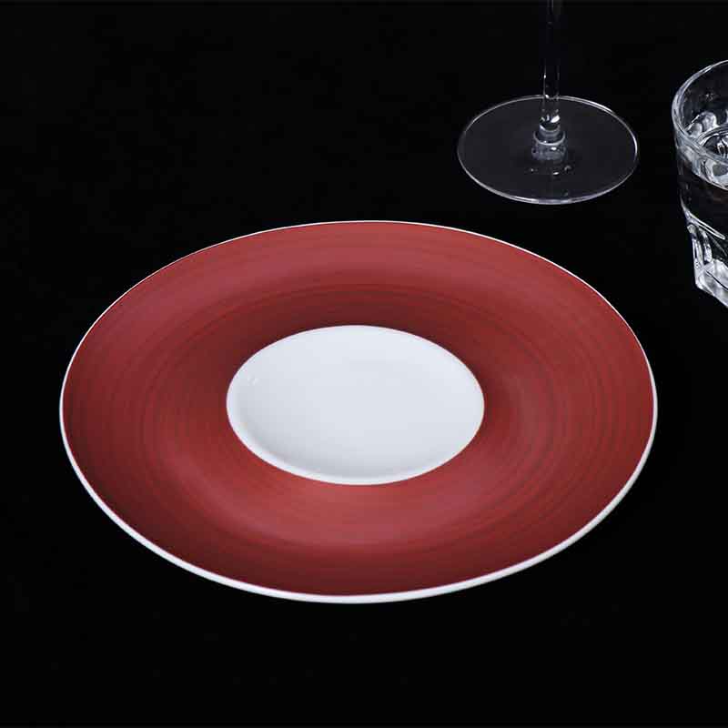 Assiettes de restaurant noires et rouges de vaisselle de marque célèbre