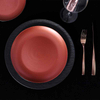Assiettes de restaurant noires et rouges de vaisselle de marque célèbre