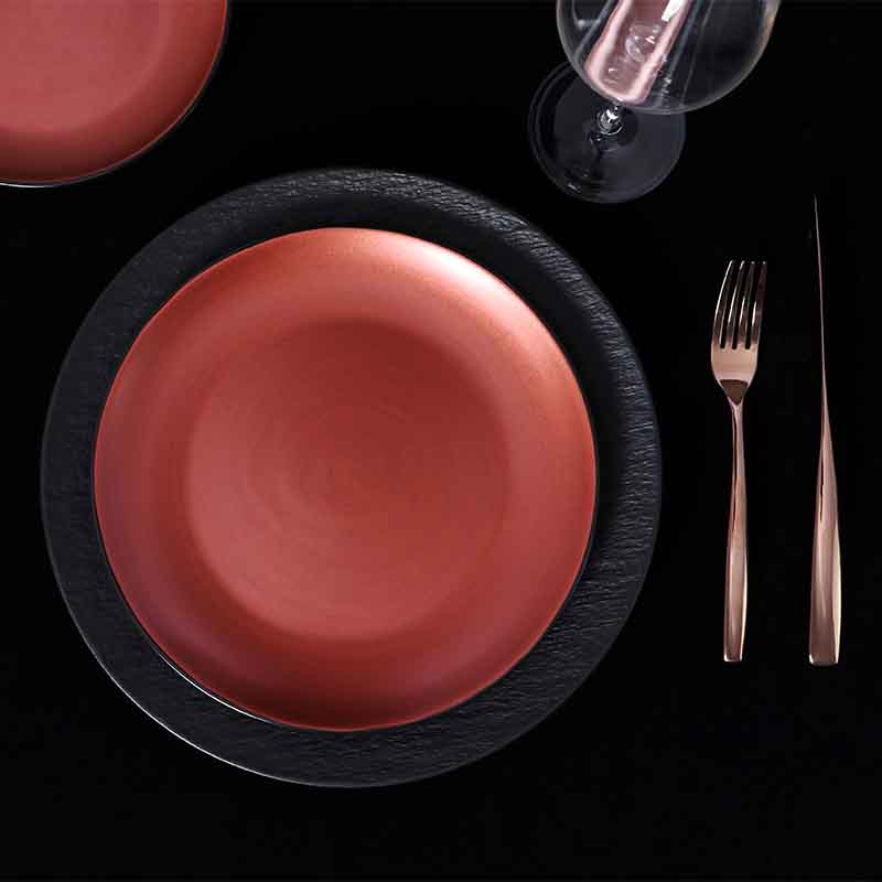Assiettes de restaurant noires et rouges de vaisselle de marque célèbre