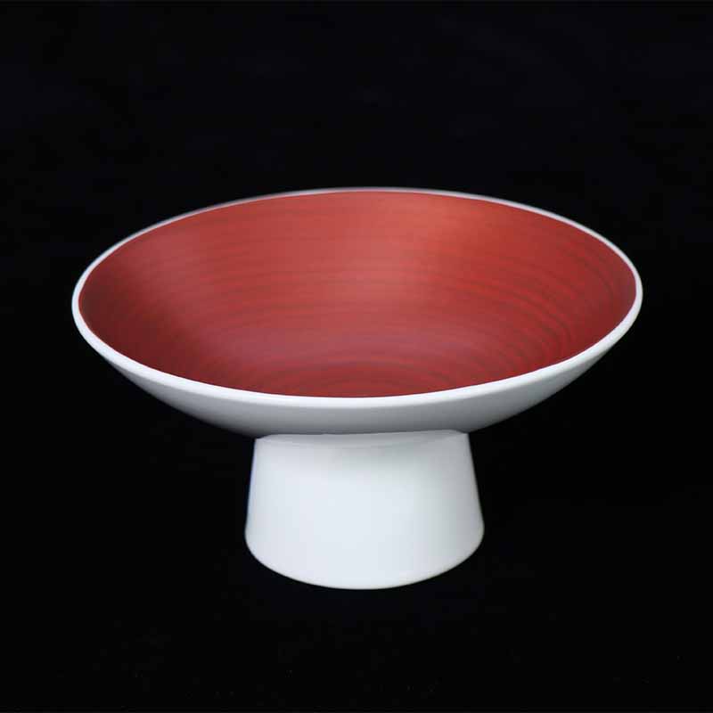 Assiettes de restaurant noires et rouges de vaisselle de marque célèbre